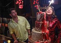 Priyanka Chopra Dapat Kejutan Cake Mewah 5 Tingkat dari Nick Jonas 