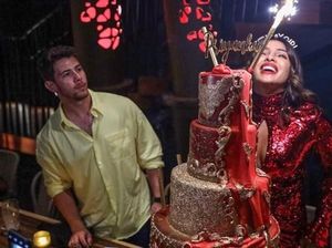 Kulineran Cut Keke hingga Kue Ulang Tahun Mewah Priyanka Chopra