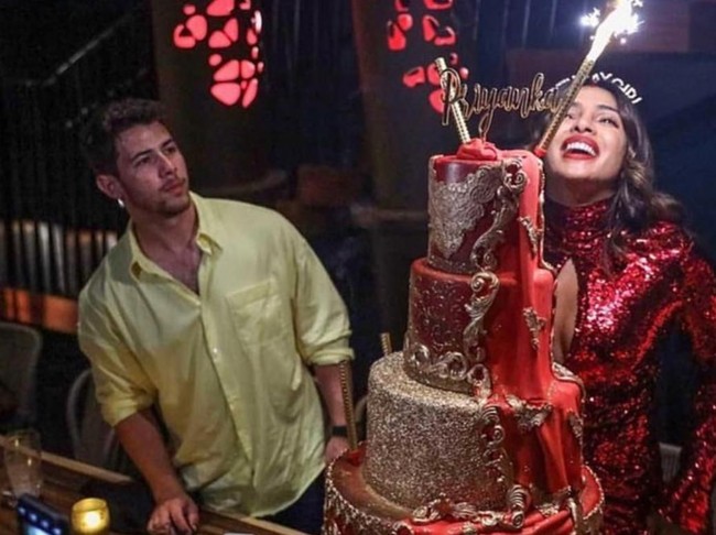 Kulineran Cut Keke hingga Kue Ulang Tahun Mewah Priyanka Chopra