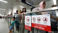 Beberapa warga mengajak serta sanak keluarga.