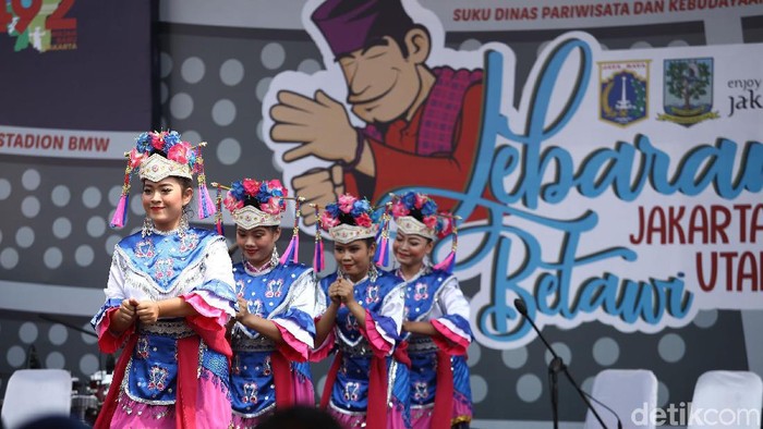 Sejumlah warga meramaikan acara Lebaran Betawi 2019 di Monas, Jakarta. Acara ini menampilkan beragam budaya khas Betawi.
