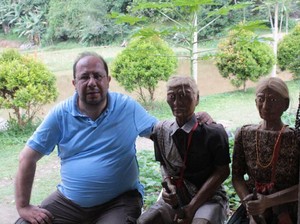 Turis Prancis Masuk Gua Londa Toraja: Man Its Amazing!