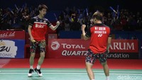 Memasuki gim kedua, Kevin/Marcus juga mendapatkan perlawanan sengit, namun mereka bisa tak terkejar setelah Hendra/Ahsan kehilangan lima poin beruntun usai imbang 10-10.