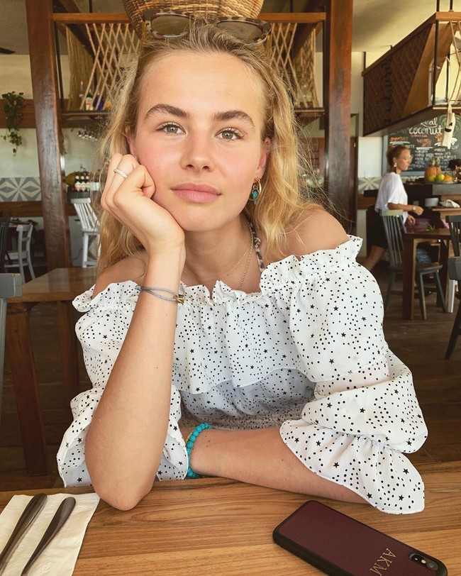 Seperti dikutip Life After Football, meski terlahir dan besar di keluarga atlet sepakbola, AnneKee mengaku kenal Matthijs De Ligt bukan karena ayahnya atau adik-adiknya. Dia dan De Light sudah saling mengenal sejak duduk di bangku sekolah. Dan jalinan cinta keduanya pun baru terjalin sejak akhir Desember 2018. Foto: Dok. Instagram @anneekemolenaar