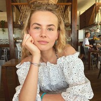 Seperti dikutip Life After Football, meski terlahir dan besar di keluarga atlet sepakbola, AnneKee mengaku kenal Matthijs De Ligt bukan karena ayahnya atau adik-adiknya. Dia dan De Light sudah saling mengenal sejak duduk di bangku sekolah. Dan jalinan cinta keduanya pun baru terjalin sejak akhir Desember 2018. Foto: Dok. Instagram @anneekemolenaar