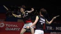 Gim pertama bergulir dengan ketat. Tapi, kemudian Yuki/Sayaka bisa memimpin pertandingan sejak 7-5.