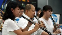 Instrumennya terdiri dari tiup, kuningan dan perkusi.