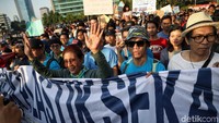 Menteri Kelautan dan Perikanan Susi Pudjiastuti tegas menyikapi sampah plastik di lautan.
