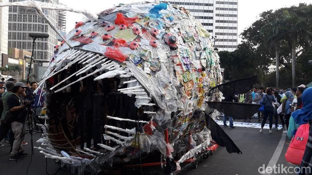 Ditemani 'Monster Plastik', Menteri Susi Hadir di Pawai Bebas Plastik