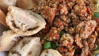 Yamien ini topping ayamnya diberi cabai hingga pedas gurih. Wah pelengkapnya pangsit dan bakso goreng. Siapa mau? Foto : Instagram @inari.dapur