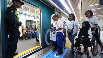 Serunya Naik MRT dengan Para Penyandang Disabilitas