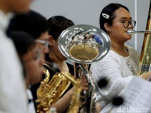 Orkes Tiup Jepang Hibur Pengunjung di Stasiun MRT