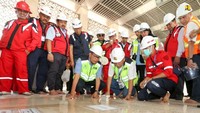 Peninjauan oleh Menteri Basuki dilakukan sejak pagi hari dan berakhir pada siang hari. Area yang ditinjau yakni lokasi pembangunan tempat parkir berupa bangunan dua lantai berkapasitas 2.000 kendaraan roda empat, kemudian menuju selasar tengah, bangunan dalam masjid, ruang perkantoran, toilet, dan area kolam. 