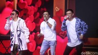 Hadirnya Kahitnya dirasa sanggup mengobar semangat para penonton.