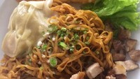 Yamien mie lebar ini komplet banget ya. Pake potongan ayam, pangsit rebus dan pangsit goreng plus daun selada. Mantap! Foto : Instagram @novitanobu