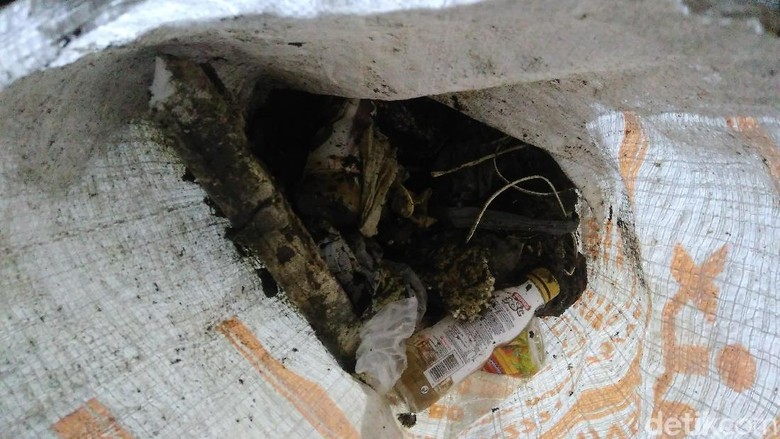 12 Jam Pembersihan Gorong-gorong Kuningan, Petugas Masih Temukan Kondom 12 Jam Pembersihan Gorong-gorong Kuningan, Petugas Masih Temukan Kondom