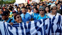 Ini momen Menteri Kelautan dan Perikanan (KKP) Susi Pudjiastuti bersama Slank saat meramaikan pawai Bebas Plastik di kawasan CFD, Jakarta, Minggu (21/7/2019).