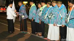 Bupati Anas Lepas Keberangkatan 443 Calon Jemaah Haji Bupati Anas Lepas Keberangkatan 443 Calon Jemaah Haji