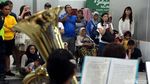 Orkes Tiup Jepang Hibur Pengunjung di Stasiun MRT