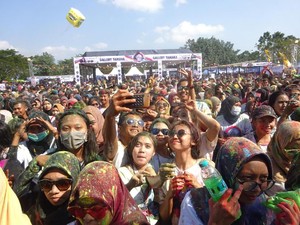 Dipandu Widi dan Onad, Milenial Kediri Antusias Ikut Color Run BYMS