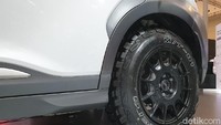 Pada bagian luar, ada ubahan pada bagian pelek yang kini pakai merek HSR WRC. Pelek ini dikombinasikan dengan ban Accelera M/T berdiameter 185/85/R16. Foto: Luthfi Anshori