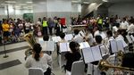 Orkes Tiup Jepang Hibur Pengunjung di Stasiun MRT
