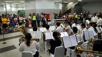 Aksi Orkes Tiup Jepang-Jakarta (OTJJ) yang beranggotakan warga Jepang yang tinggal di Jakarta tersebut dalam rangka menghibur penumpang MRT.