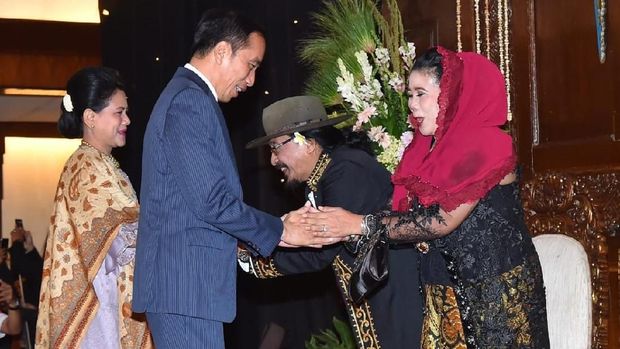 Jokowi Hadiri Pernikahan Anak Sujiwo Tejo di TMII