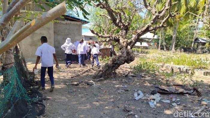 Bahu membahu membersihkan sampah plastik (Foto: Aditya Mardiastuti/detikHealth) Bahu membahu membersihkan sampah plastik (Foto: Aditya Mardiastuti/detikHealth)