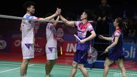 Zheng/Huang dan Wang/Ping saling bersalaman.