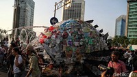 Bagian tubuhnya dilapisi berbagai macam plastik. Mulai dari plastik bekas pembungkus makanan hingga botol plastik. 