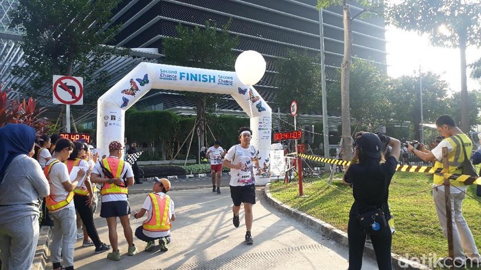 Seorang peserta melintasi garis finish (Foto: Kintan Nabila/detikHealth) Seorang peserta melintasi garis finish (Foto: Kintan Nabila/detikHealth)