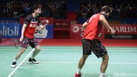 Gim kedua berakhir dengan kemenangan Kevin/Marcus dengan skor 21-16.