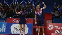 Zheng/Huang memberi salam kepada para penonton.