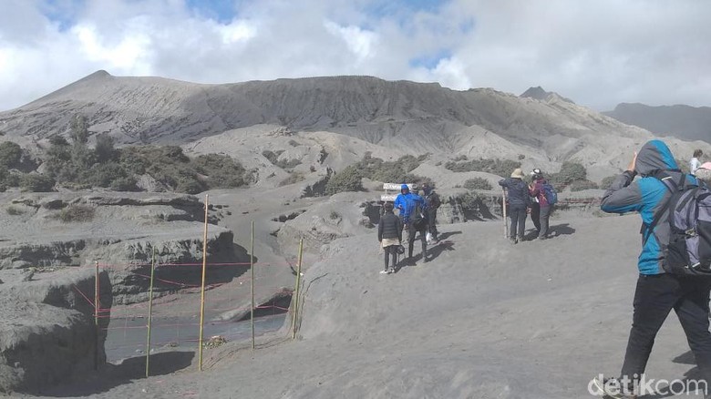 Petugas Gabungan Patroli di Bromo untuk Antisipasi Wisatawan Nakal Petugas Gabungan Patroli di Bromo untuk Antisipasi Wisatawan Nakal