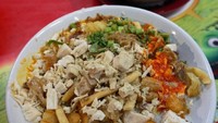 Bubur Sukabumi di Jakarta ini terkenal royal dalam memberi topping. Kerupuk, cakue dan cheese stick. Mantap! Foto : Instagram @imasayu