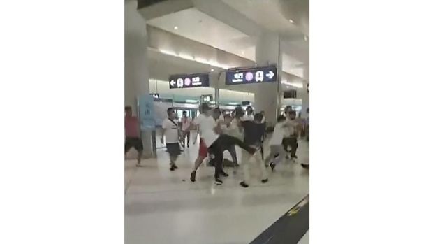 Sekelompok pria berbaju putih menyerang orang-orang di dalam stasiun MRT Yuen Long