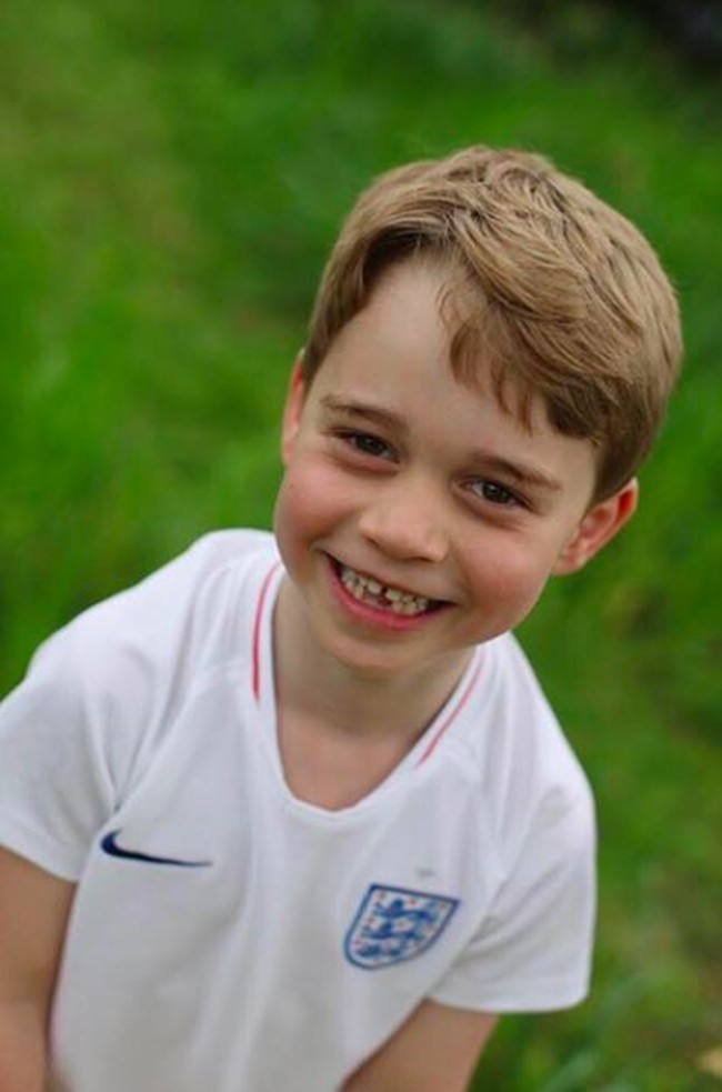 Gaya sporty menjadi tema foto ulang tahun ke-8. Ia memakai jersey tim sepakbola Inggris berwarna putih. Adalah Kate Middleton yang berada di balik kamera. (Foto: Instagram/@kensingtonroyal