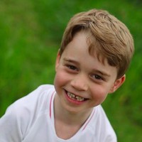 Gaya sporty menjadi tema foto ulang tahun ke-8. Ia memakai jersey tim sepakbola Inggris berwarna putih. Adalah Kate Middleton yang berada di balik kamera. (Foto: Instagram/@kensingtonroyal