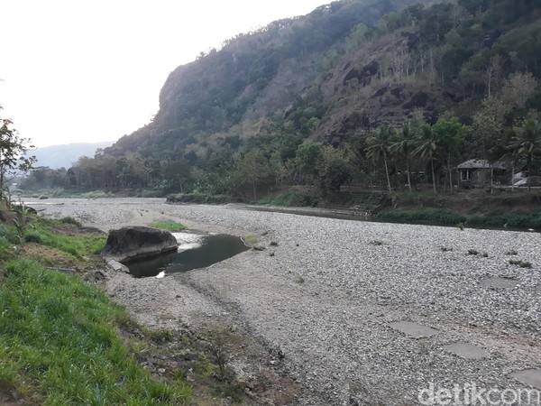 Bahkan, susutnya debit air membuat sungai itu berubah menjadi padang batu. (Pradito Rida Pertana/detikcom) Bahkan, susutnya debit air membuat sungai itu berubah menjadi padang batu. (Pradito Rida Pertana/detikcom)