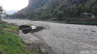 Bahkan, susutnya debit air membuat sungai itu berubah menjadi padang batu. (Pradito Rida Pertana/detikcom)