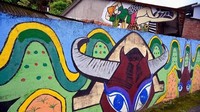 Kalau dilihat-lihat, sebagian besar lukisan Wu bertemakan simbol keberuntungan. Tak hanya itu, Wu juga menyuarakan soal masalah sosial dan nilai lansia di masyarakat lewat grafiti. (AFP PHOTO/Sam Yeh)