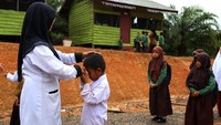 Didukung Camat Sebatik Tengah, para relawan, dan Yayasan Ar-Rasyid, pada 2014, Bu Bidan mendirikan Sekolah Tapal Batas di Desa Sungai Limau. Pool/Pertamina EP.