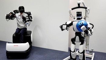 Seorang petugas mendemonstrasikan robot humanoid T-HR3 yang merupakan salah satu robot canggih yang akan digunakan untuk mendukung penyelenggaraan Olimpiade Tokyo 2020 dan Paralimpiade 2020.
