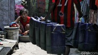 Kondisi air yang asin karena tak mendapatkan air PAM membuat warga membeli air bersih untuk memenuhi kebutuhan sehari-hari.