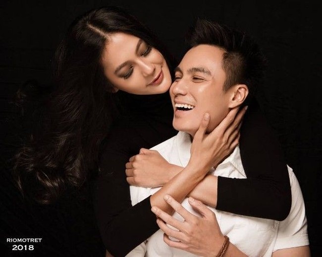 Konsep foto hitam putih nan simpel ala Baim Wong dan Paula ini pun bisa jadi inspirasi untuk prewedding indoor. Foto dilakukan di studio dan cukup gunakan busana hitam dan putih seperti Baim dan Paula. Pada konsep foto seperti ini, ekspresi pasangan lah yang menjadi poin utamanya. Foto: Instagram Rio Motret