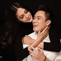Konsep foto hitam putih nan simpel ala Baim Wong dan Paula ini pun bisa jadi inspirasi untuk prewedding indoor. Foto dilakukan di studio dan cukup gunakan busana hitam dan putih seperti Baim dan Paula. Pada konsep foto seperti ini, ekspresi pasangan lah yang menjadi poin utamanya. Foto: Instagram Rio Motret
