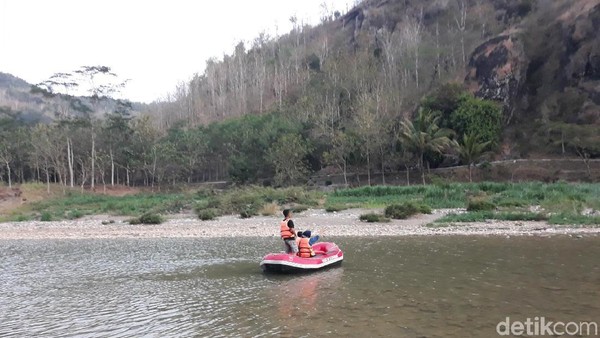Kincir tersebut akan bergerak jika pedal sepeda dikayuh, hal itu karena rantai sepeda tersebut telah terhubung dengan kincir air. Sedangkan untuk kaki-kakinya, sepeda berwarna hijau ini menggunakan 2 buah pipa berukuran besar yang terpasang pada sisi kanan dan kiri sepeda (Pradito/detikcom) Kincir tersebut akan bergerak jika pedal sepeda dikayuh, hal itu karena rantai sepeda tersebut telah terhubung dengan kincir air. Sedangkan untuk kaki-kakinya, sepeda berwarna hijau ini menggunakan 2 buah pipa berukuran besar yang terpasang pada sisi kanan dan kiri sepeda (Pradito/detikcom)