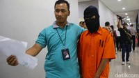 Pengungkapan kasus ini berawal dari laporan KPAI tentang adanya guru yang mengadu akun media sosialnya dipalsukan. Setelah melakukan penyelidikan, polisi mendapati akun guru tersebut dipalsukan tersangka.