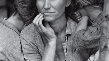 Migrant Mother (1936) karya Dorothea Lange, dipotret menggunakan kamera Graflex Super D. Foto: Bored Panda